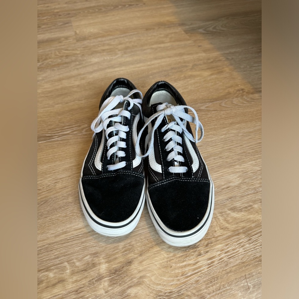 Black and white lace up women’s vans size 7